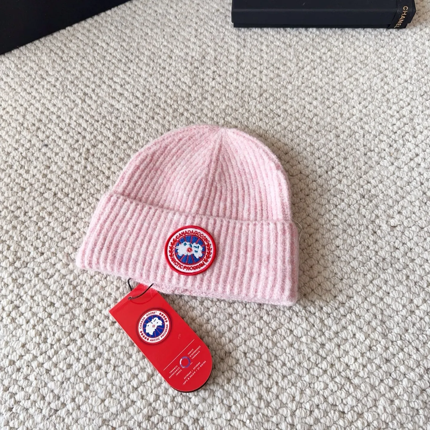 💰60 CANADA GOOSE Canada Goose winter warm cashmere cold hat. Rabbit wool material, thick feel, not easy to deform. Fashionable and versatile couple hat, imported embroidery logo, cashmere cotton yarn, sold in high quality three colors. Head circumference: 55-58cm available